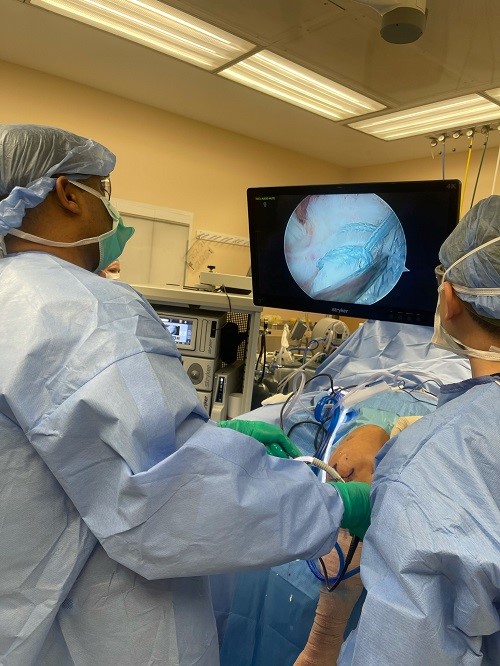Cuadro intraoperatorio que muestra cirugía artroscópica de rodilla. Cuadro intraoperatorio que muestra cirugía artroscópica de rodilla.
